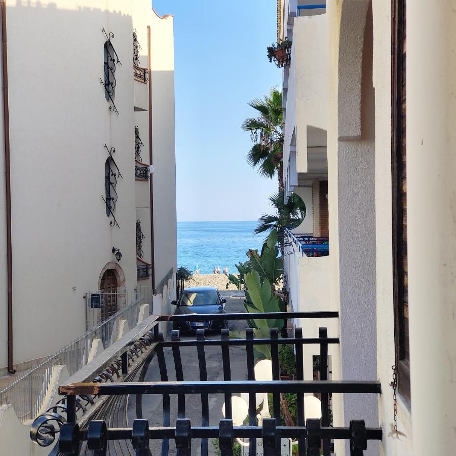 Appartamento I Puritani On The Beach Giardini Naxos Ngoại thất bức ảnh