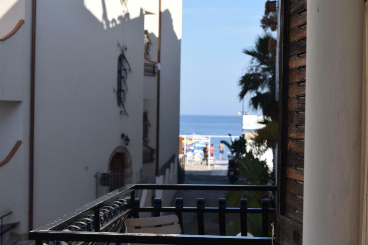 Appartamento I Puritani On The Beach Giardini Naxos Ngoại thất bức ảnh